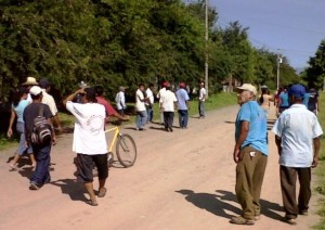 Habitantes del Morro Mazatán, bloquearon un camino de terracería perteneciente al ejido Morro Mazatán, impidiendo el acceso a  personal de Pemex, para que realiza la limpieza en las playas.