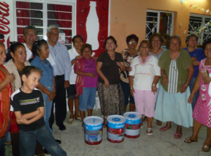 CON EL COMITÉ DE VECINOS DE BARRIO NUEVO APOYANDO CON PINTURA PARA PINTAR GUARNICIONES Y BANQUETAS