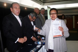 ADELA IRMA MARTÍNEZ RECIBE RECONOCIMIENTO POR 50 AÑOS DE SERVICIO EN EL HOSPITAL CIVIL