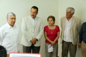 Jorge Toledo Luis, nuevo delegado de la CDI, durante su toma de protesta, acompañado de Netzahualcóyotl Salvatierra en representación del gobernador Gabino Cué; Yolanda Eugenia González, coordinadora general de las delegaciones; y Flavio Baylis, delegado de la Secretaría de Gobernación en la entidad.