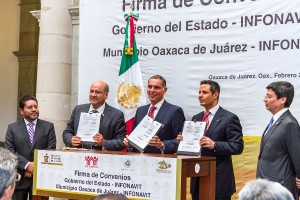 GABINO CUE-FIRMA DE CONVENIO INFONAVIT (2)