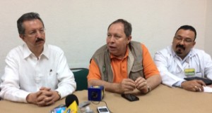 De izq. a derecha Los doctores Javier Davila Torres, director medico del IMSS a nivel nacional, el delegado estatal y el director del hospital