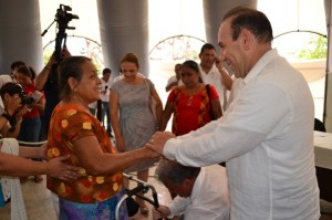 25_abril_2014_entregó GTV 6 sillas de rueda, 10 bastones, 1 andadera y un par de muletas en XII Audiencia Pública en Salud