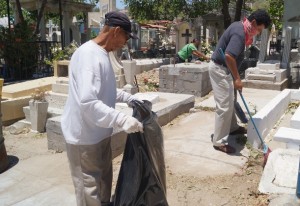 Presidenta municipal supervisa trabajos de limpieza en el Panteón Municipal (4)