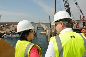 Supervisan autoridades trabajos de modernización del puerto (2)