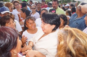 Recibe muestras de afecto la Presidenta Municipal Rosa Nidia Villalobos.