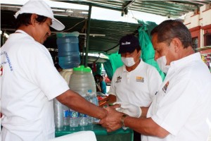 19 de julio de 2014 Personal constatando la higiene en manejadores de alimentos.