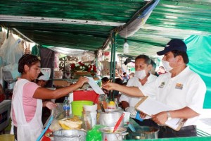 19 de julio de 2014 verificadores sanitarios revisando documentación del curso de manejo higienico de alimentos.