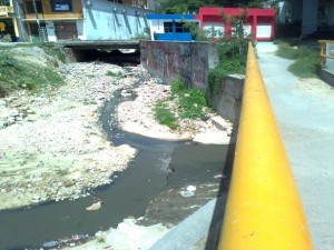 Pésima obra provoca derrame de aguas negras en la colonia San Pablo