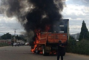 volteo-incendiado-transportistas-vehiculos-danados_MILIMA20140729_0312_8