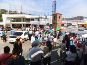 Bloquean vecinos en demanda de agua y destitución del titular del CEA (1)