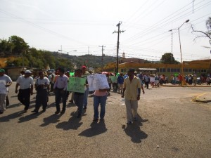 Bloquean vecinos en demanda de agua y destitución del titular del CEA (2)