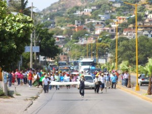 Bloquean vecinos en demanda de agua y destitución del titular del CEA (3)