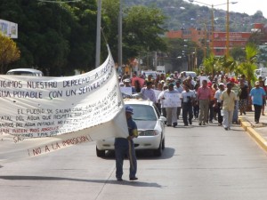 Bloquean vecinos en demanda de agua y destitución del titular del CEA (4)