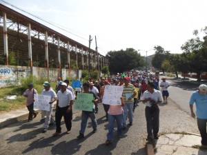 Bloquean vecinos en demanda de agua y destitución del titular del CEA (5)