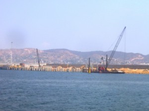 Reanudarán trabajos de acarreo rocas a la Administración Portuaria Integral.