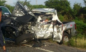 accidente choque de dos camionetas--