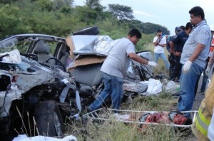 accidente choque de dos camionetas-------