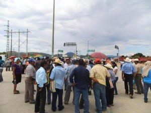 Se manifiestan integrantes de la UCIZONI en la Refinería de Salina Cruz. (2)