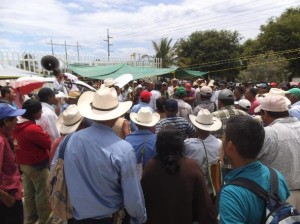 Se manifiestan integrantes de la UCIZONI en la Refinería de Salina Cruz. (3)