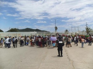 Se manifiestan integrantes de la UCIZONI en la Refinería de Salina Cruz. (5)