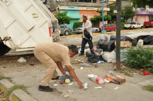 TEQUIO RECOGIENDO BASURA