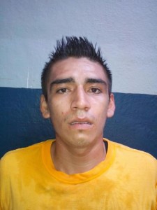 Frustrado ladrón de motocicleta es detenido por la policía (2)