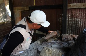 13 noviembre 2014 Personal de Salud realizando actividades de vivienda limpia en busca de la chinche besucona