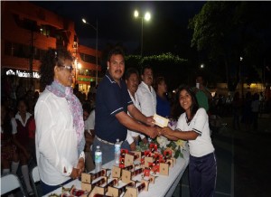 Rosa Nidia Villalobos González convive con estudiantes en Salina Cruz (3)