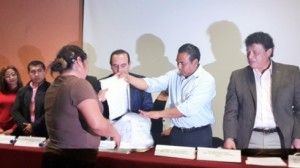 Entrega de uniformes a personal de base y regularizados de los SSO (4)