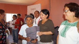 La Presidenta Municipal Rosa Nidia Villalobos González entrega cobijas en las colonias (3)