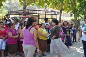 La Presidenta Municipal Rosa Nidia Villalobos González entrega cobijas en las colonias (5)