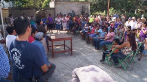 La Presidenta Municipal Rosa Nidia Villalobos González entrega cobijas en las colonias (7)