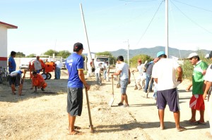 La Presidenta Municipal, Rosa Nidia Villalobos González entrega material para construcción a Playa Brasil (5)