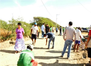 La Presidenta Municipal, Rosa Nidia Villalobos González entrega material para construcción a Playa Brasil (7)