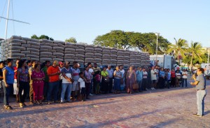 Rosa Nidia Villalobos González entrega material para construcción a colonias, escuelas e iglesias (1)