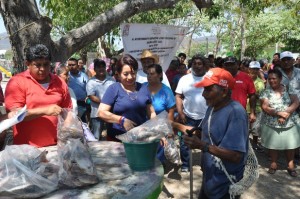 Entrega Rosa Nidia Villalobos GonzÃ¡lez pescado a familias de Salina Cruz. (2)