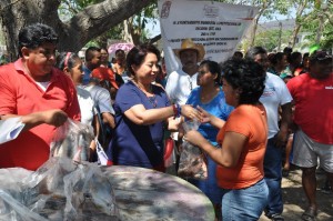 Entrega Rosa Nidia Villalobos GonzÃ¡lez pescado a familias de Salina Cruz. (3)