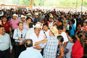 Con diversas muestras de cariño la gente de las comunidades del Bajo Mixe recibió al legislador federal, Samuel Gurrión, por el respaldo que les ha brindado durante sus tres años de gestión en el Congreso de la Unión.