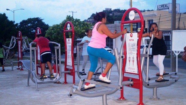 Vecinos de Barrio Nuevo fomenta la actividad física con modernos ejercitadores. (4)