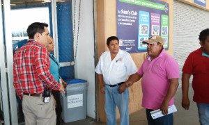 De playera color rosa el profesor responsable de la seccional de Salina Cruz