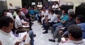 El presidente municipal Joel Vázquez Rojas, dialoga con sus autoridades auxiliares