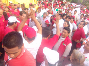 Dejo solo al candidato a la diputación federal en la plaza cívica...