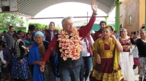 El dirigente de Morena durante su recorrido por Santo Domingo Petapa, OaxacaFoto La Jornada