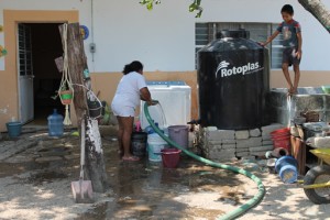 Apoyando a las familias del puerto con el suministro de agua potabler