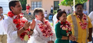 Con sus candidatos inaugurando obra publica en Salina Cruz