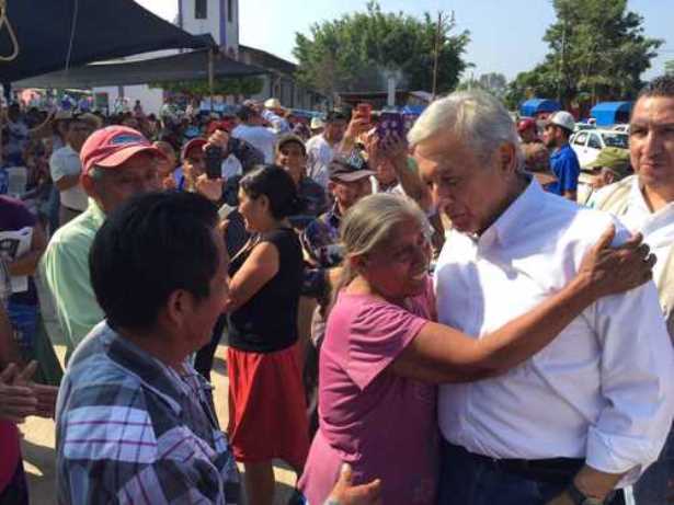 Andrés Manuel López Obrador realizó asambleas informativas en localidades de Veracruz. En Huazuntlán pidió a los ciudadanos reflexionar sobre los candidatos a gobernador de los partidos PAN y PRI Foto La Jornada 