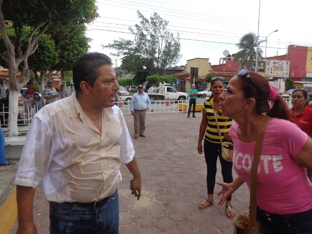 El señor Capetillo, anduvo en su campaña pidiéndonos el voto y asi le pagó