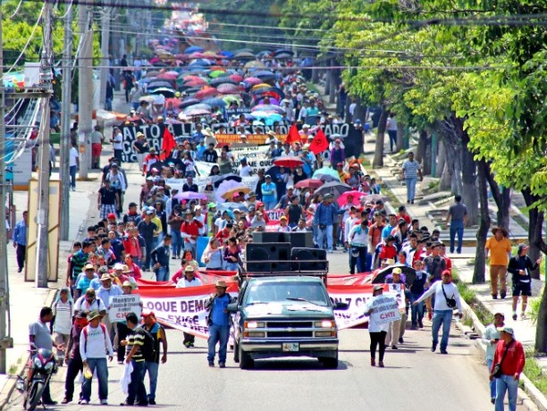 TUXTLA GUTIERREZ, 26JUNIO2016.- Maestros de la Coordinadora Nacional de Trabajadores de la Educación (CNTE) en Chiapas, realizaron una marcha pacifica en la capital chiapaneca manifestandose su repudio contra la Reforma Educativa.  FOTO: JESÚS GARCÍA /CUARTOSCURO.COM