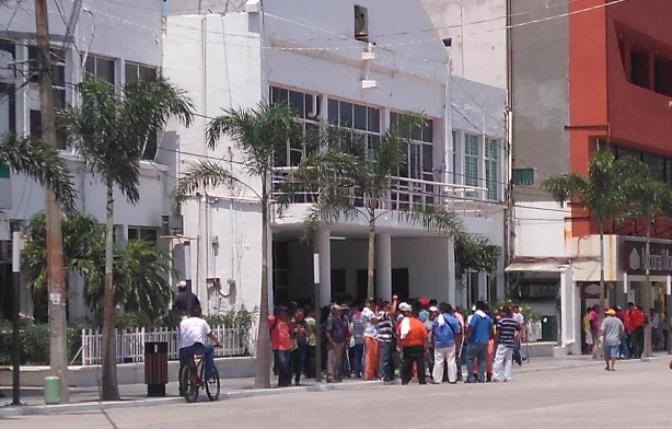 Después de la agresión a manifestantes, los golpeadores se congregaron en el palacio municipal.